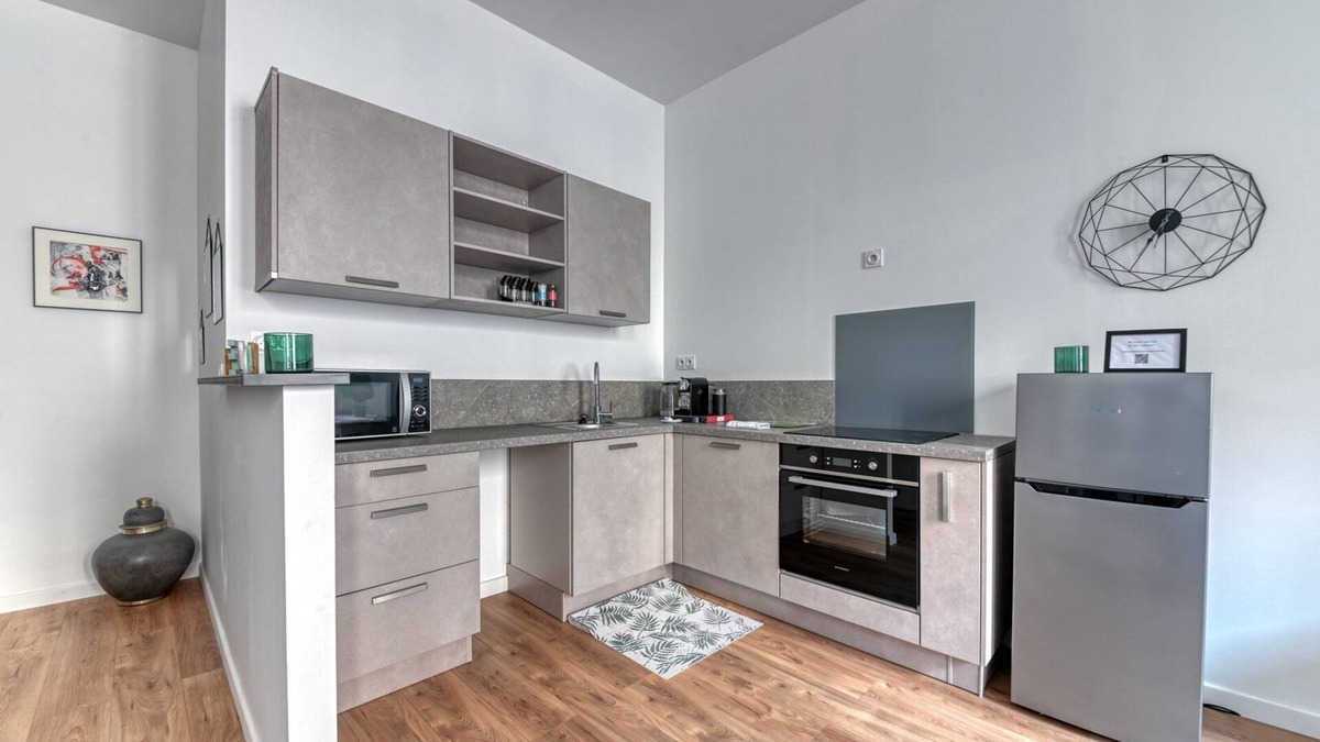 Republique - Tolstoi Apartment | GuestReady - Grey velvet in Villeurbanne