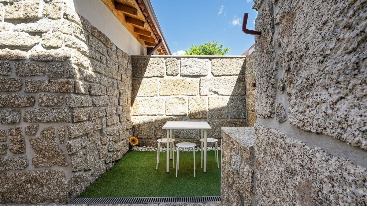 Guimaraes Apartment | GuestReady - Modern Stone Loft - Guimarães