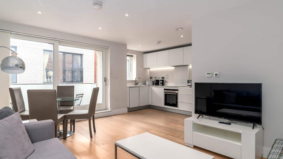 Cathedrals Apartment | GuestReady - Modern stay in Southwark