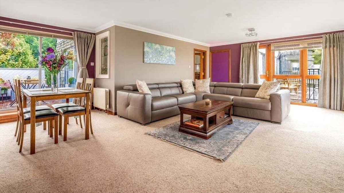 Turnhouse House | GuestReady - Stone wall residence in Edinburgh