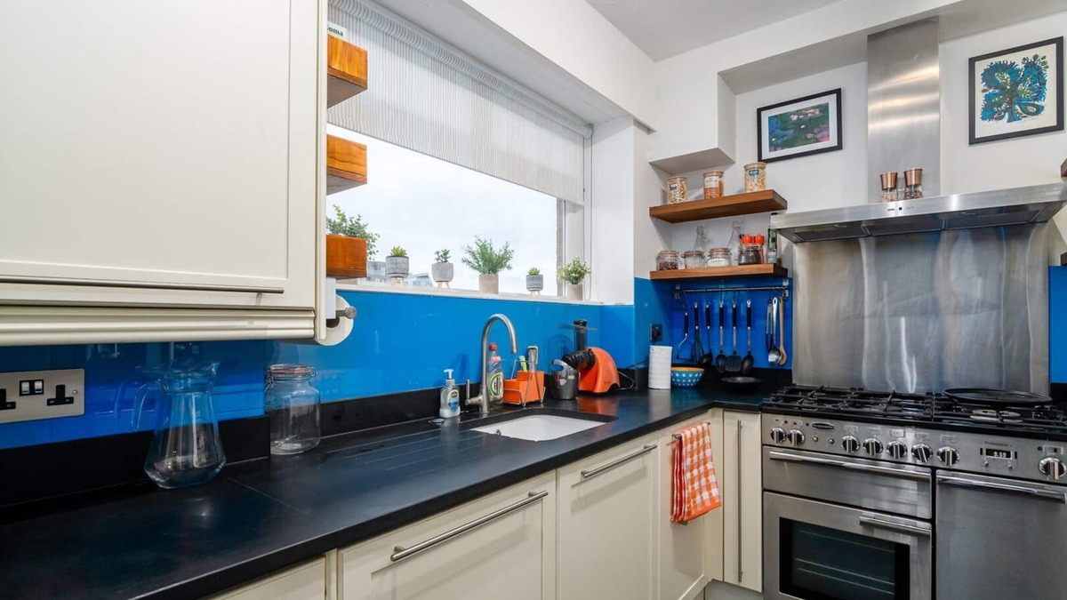Cathedrals Apartment | GuestReady - Vibrant home near London Eye