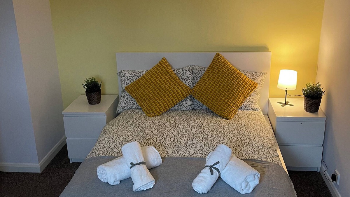 Netley House | Guests house with garden and 2x car park