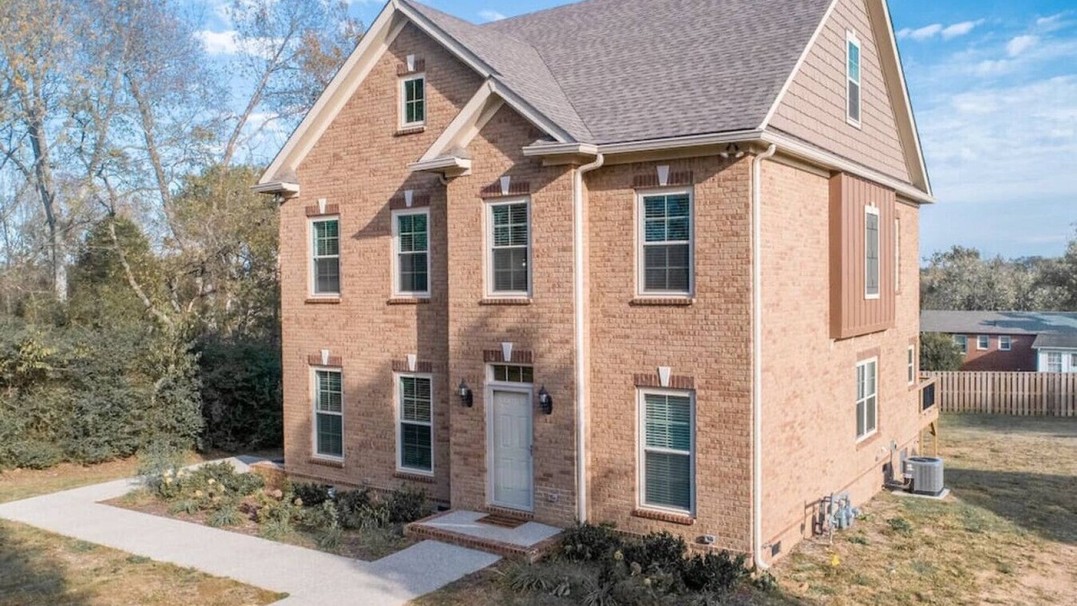 Spring Hill House | Guests Rave: Clean Duplex on Quiet Cul-de-Sac