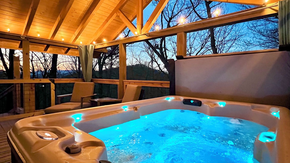 Gatlinburg - Pigeon Forge Cabin | Guests ❤️ this Mountaintop Getaway! Views, 2 Decks, Hot tub, Recliners, Privacy