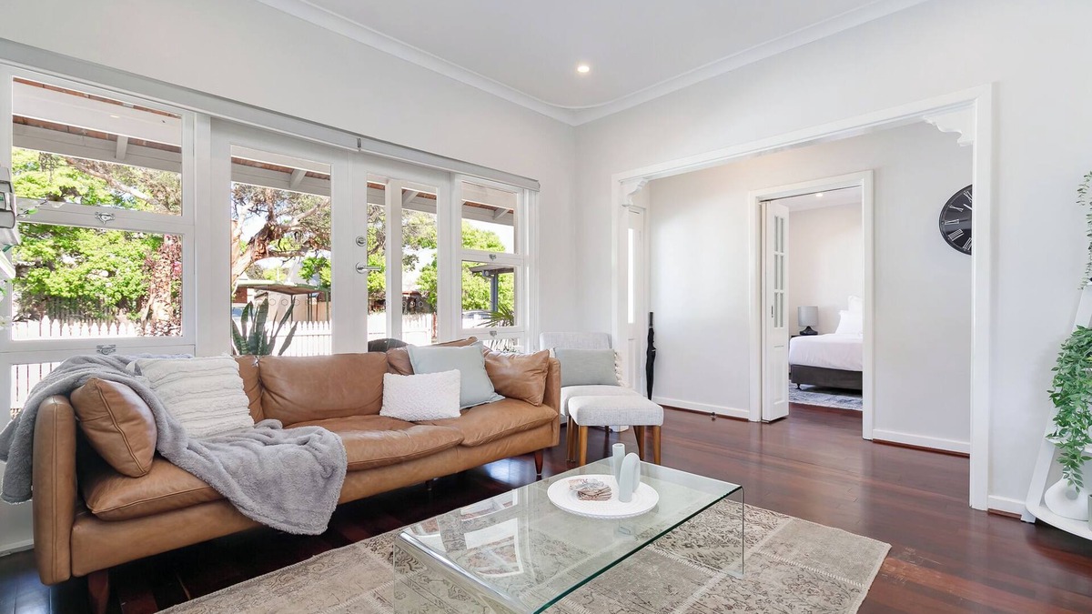 Guildford House | Guildford Cottage by Swan BnB Management