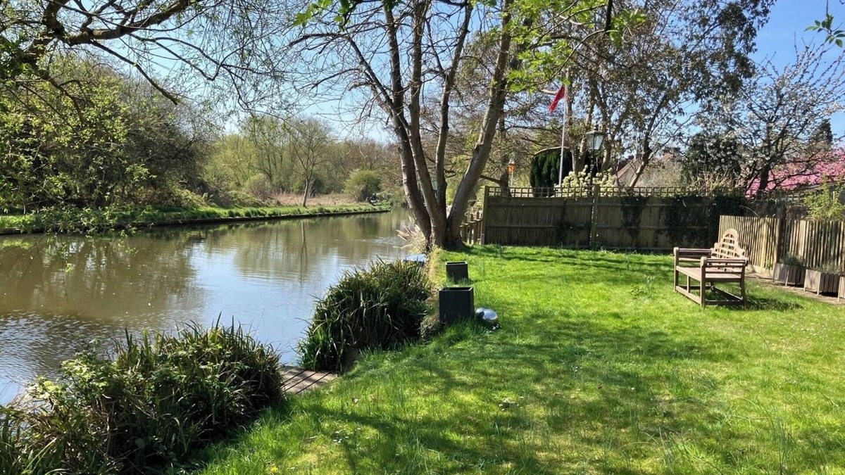 Guildford House | Guildford Retreat: 4BD Riverside Escape and Garden