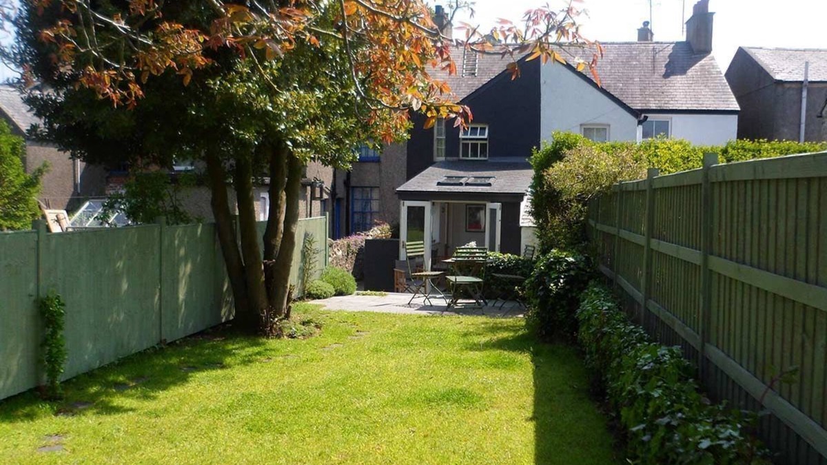 Beaumaris Cottage | Guillemot - a town house that sleeps 4 guests in 2 bedrooms