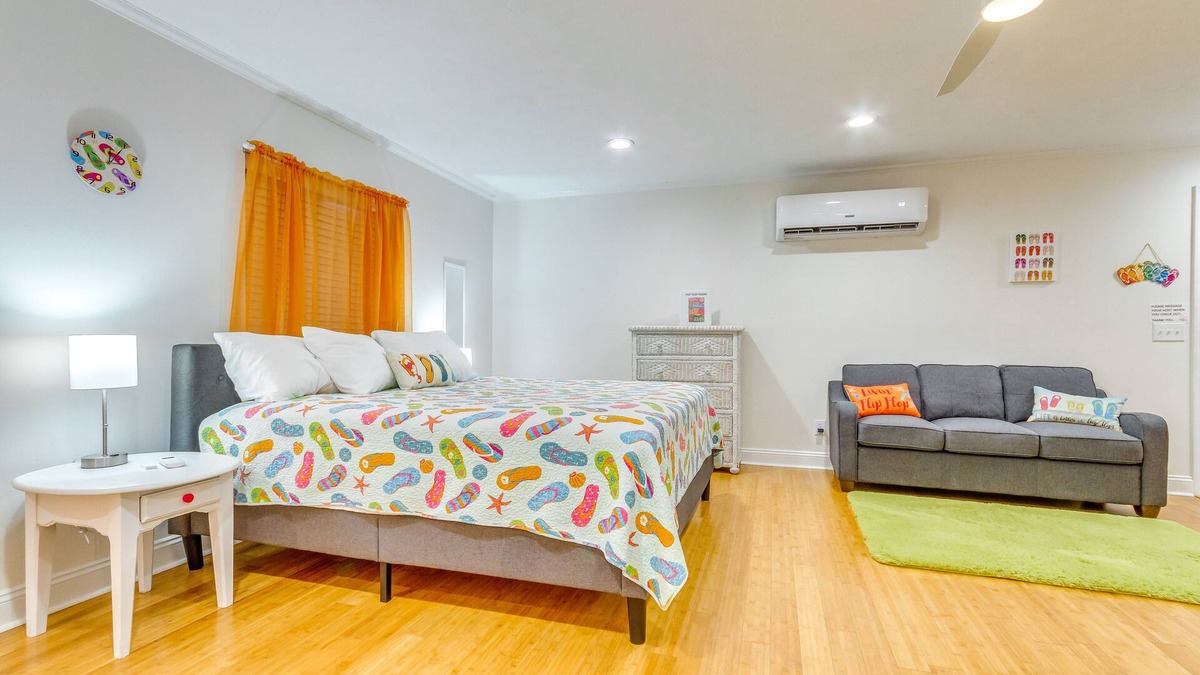 Gulf Breeze Apartment | Gulf Breeze Vacation Rental for 2 w/Pool Access!