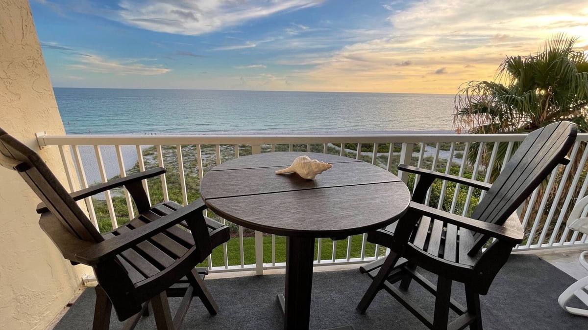 Longboat Key Condo | Gulf front 2-bedroom condo with private beach central Longboat Key