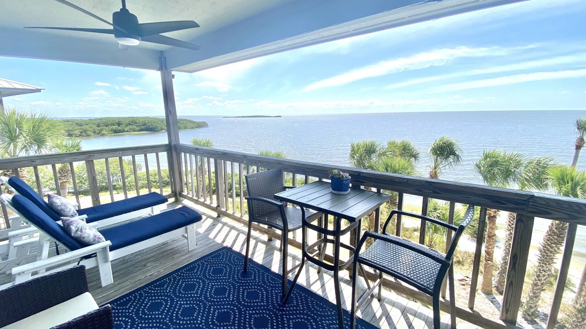 Cedar Key Condo | GULF-FRONT, TOP FLOOR, 2 BED, 2 BATH CONDO. POOL, BOAT PARKING, GREAT LOCATION!