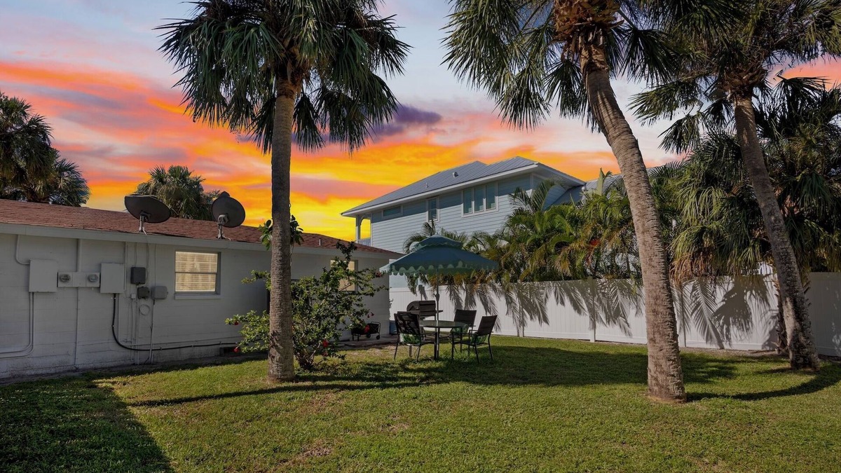 Holmes Beach House | Gulf Haven 5-minute walk to the gulf!
