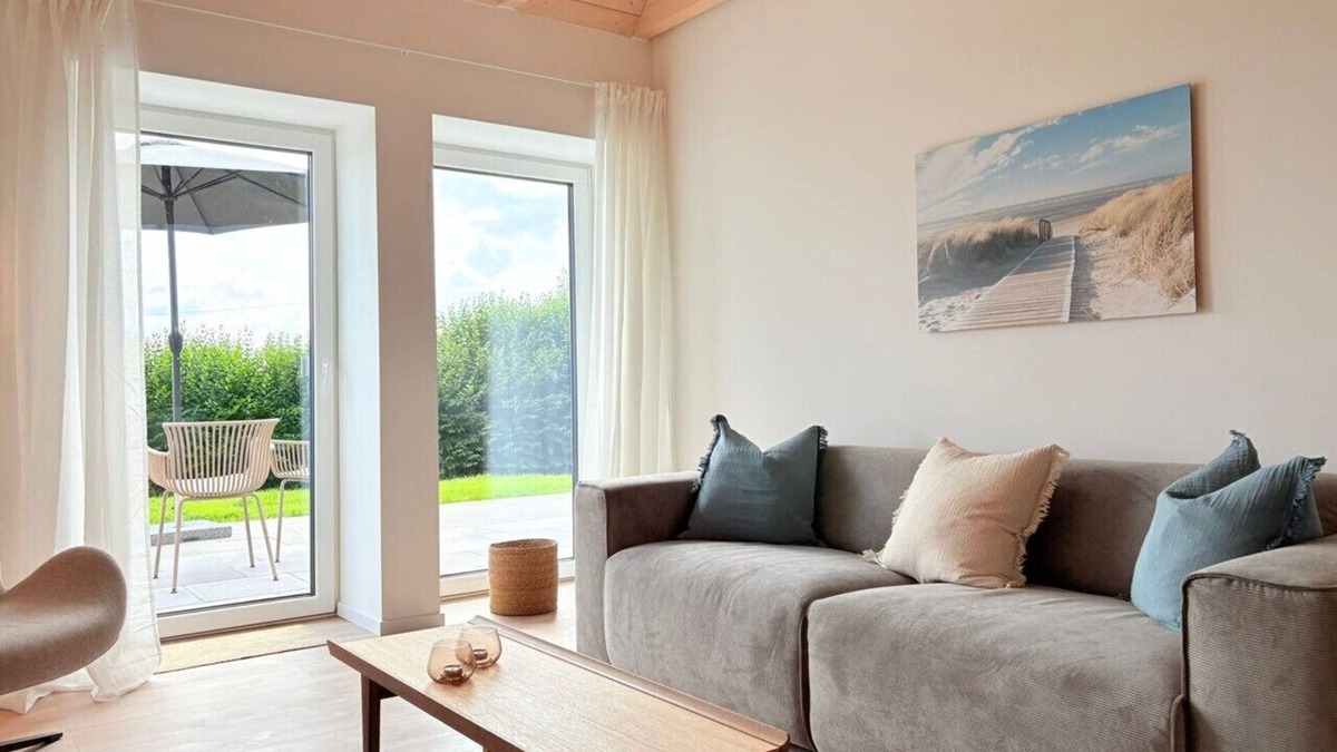 Altfunnixsiel Apartment | Gulfhof Funnixerhörn twee: Historic accommodation with terrace and large garden