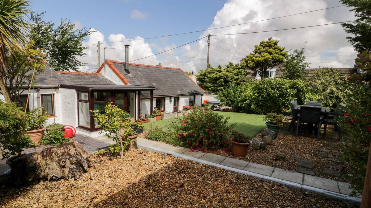 Bodorgan Cottage | GULL COTTAGE, family friendly, with open fire in Newborough