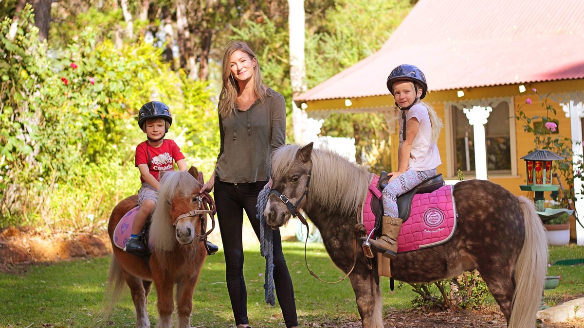 Hovea Cottage | GUMLEAF COTTAGE FARMSTAY - Free daily Animal feeding - close to Perth!