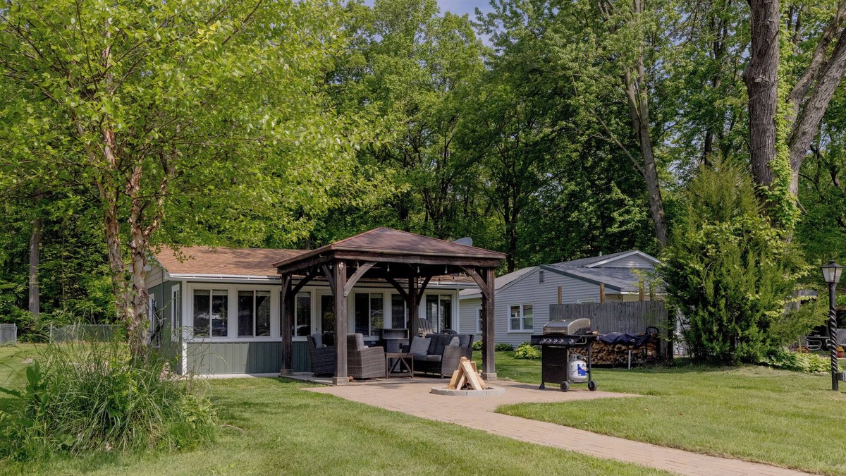 Englands Point Cottage | Gun Lake Cottage - Bonfire, AC, Full Kitchen, Gazebo! Dock your boat or rent one