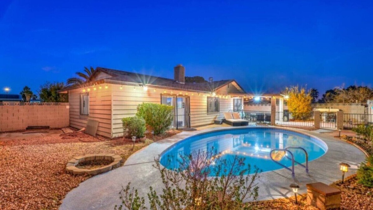 Spring Valley House | Gunderson: Extended Stay w Pool, 10 Min to Strip