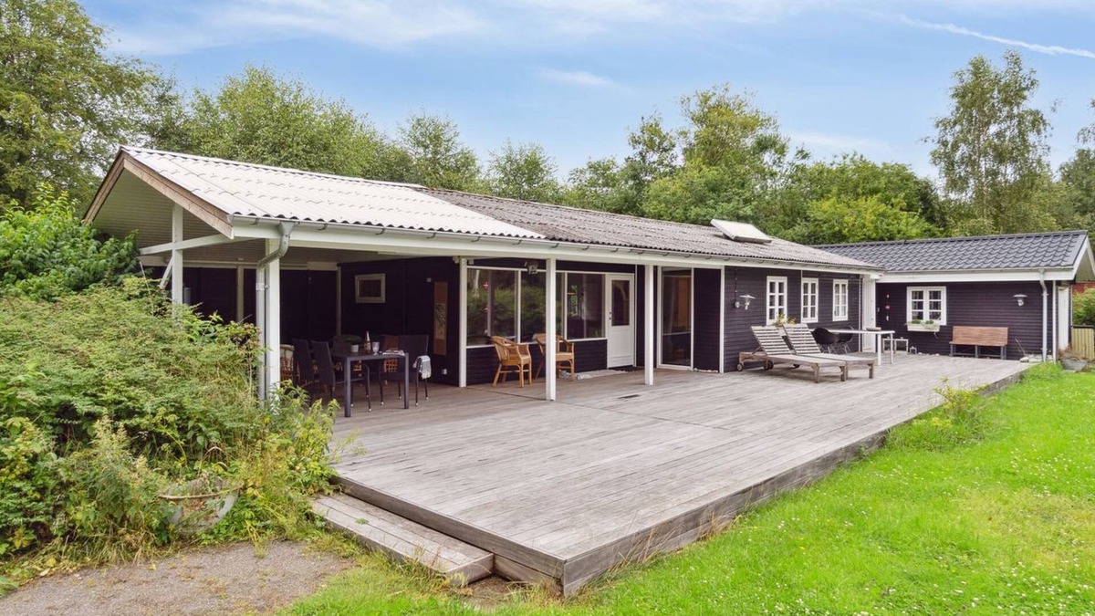 Hou House | "Gunlög" - 1.3km from the sea by Interhome