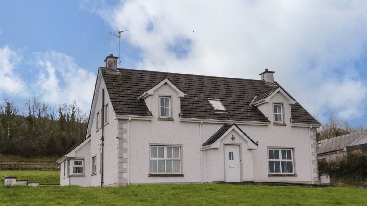 Enniskillen Cottage | GUNN'S COTTAGE, pet friendly, with open fire in Enniskillen