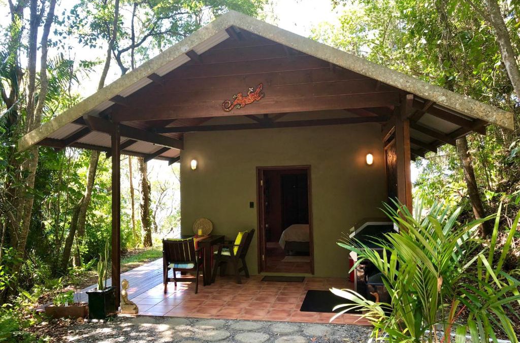 Rocky Point Cabin | Gunnadoo Holiday Hut with Ocean Views and Jacuzzi