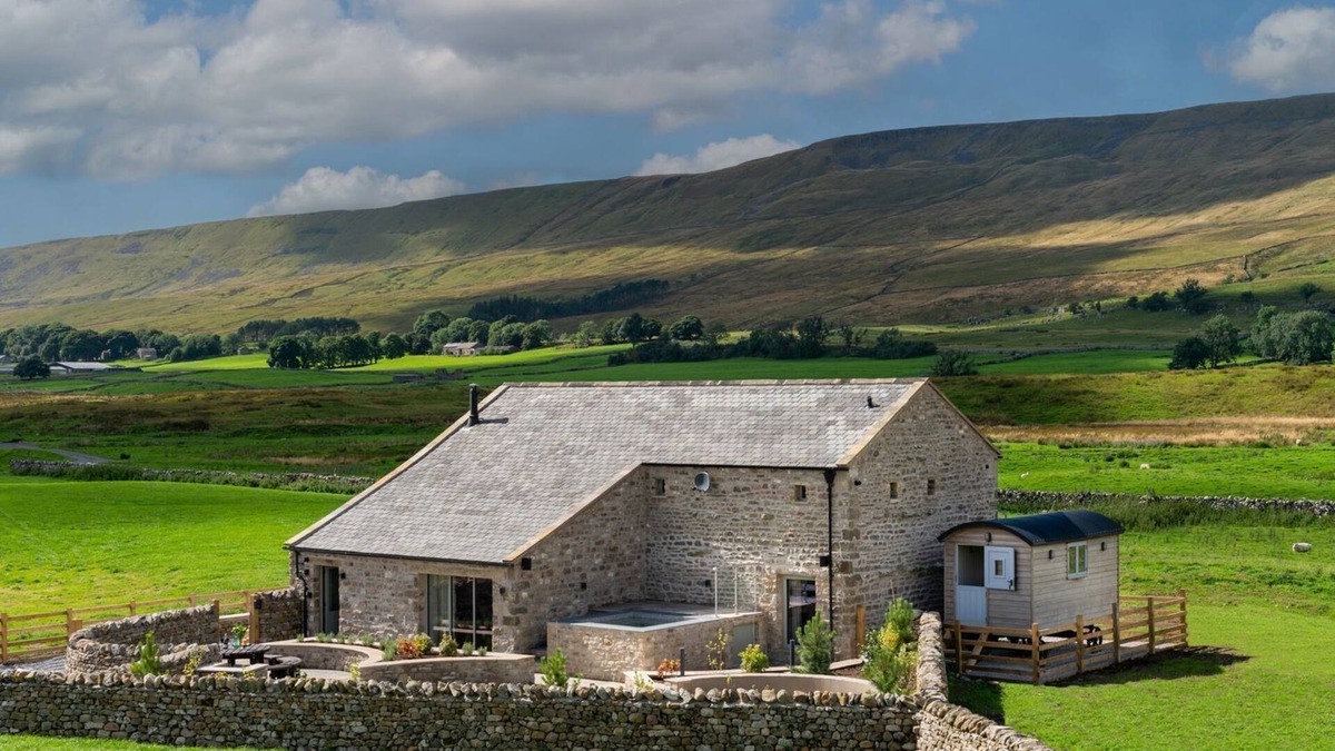 Yockenthwaite Cottage | GUNNER LODGE, family friendly, with hot tub in Chapel-Le-Dale
