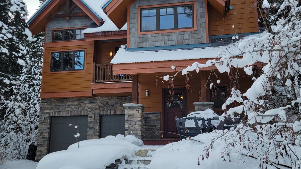 Golden Ski Chalet | Gunners Lodge - Kicking Horse True Ski in/Ski Out