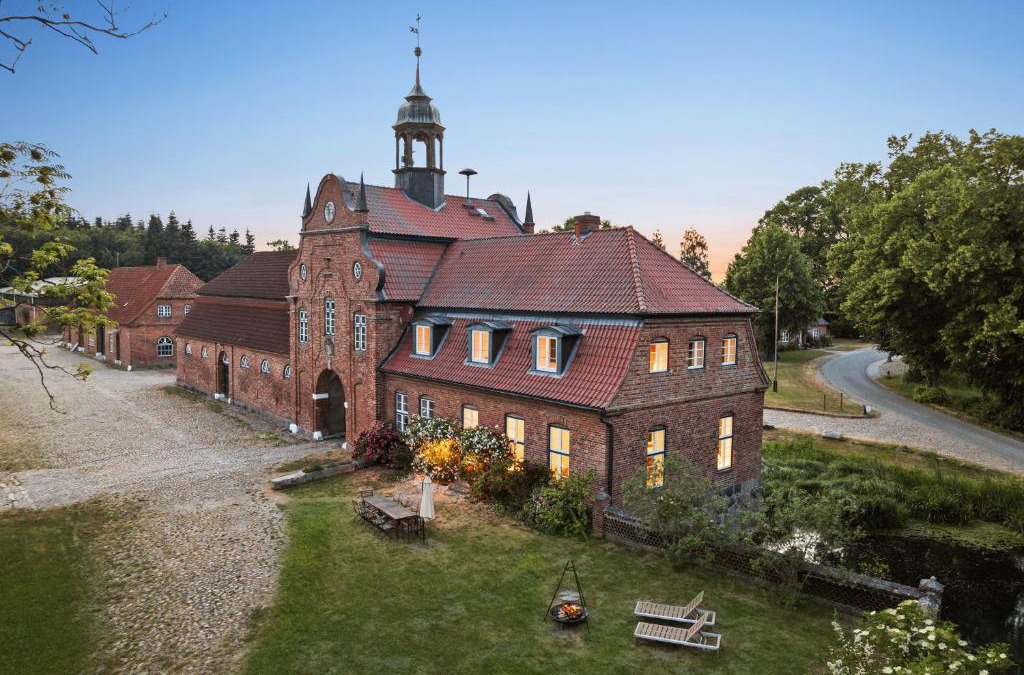 Kletkamp House | GUT KLETKAMP "Altes Torhaus" - Historisches Ferienhaus mit 5 Schlafzimmern I Kamin I Garten & Terrasse I Seeblick I 15 Min zur Ostsee I Moderne Küche I Hundefreundlich I Parkplätze I WLAN