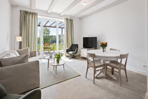 Kletkamp Apartment | GUT KLETKAMP "Mühlenhof 3" - Ruhige Ferienwohnung mit 2 Schlafzimmern I Terrasse mit See- & Naturblick I Gemeinschaftsgarten I 15 Min zur Ostsee I Küche I Parkplatz I Waschmaschine I WLAN