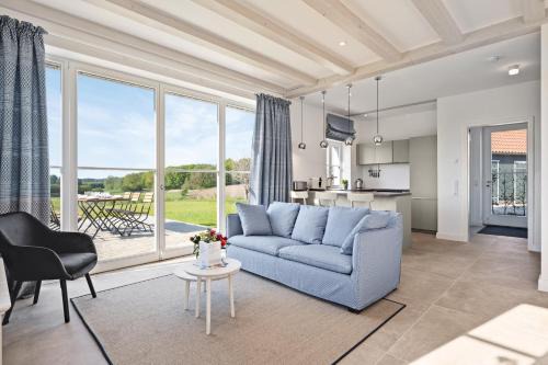 Kletkamp Apartment | GUT KLETKAMP "Mühlenhof 5" - Ruhige Ferienwohnung mit 3 Schlafzimmern I Terrasse mit See- & Naturblick I Gemeinschaftsgarten I 15 Min zur Ostsee I Küche I Parkplatz I Waschmaschine I WLAN
