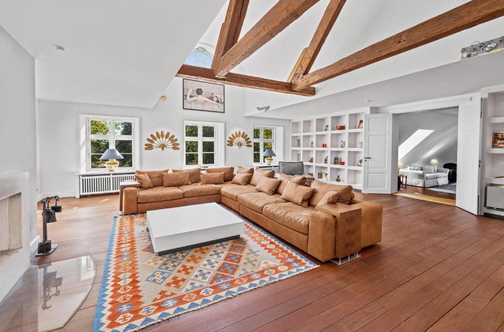 Kletkamp Apartment | GUT KLETKAMP "Penthouse im Schloss" - Premium-Ferienwohnung mit 5 Schlafzimmern auf 400qm I Kamin I 2 Wohnzimmer I Garten & Terrasse I Wald- und Seeblick I Profi-Küche I 15 Min zur Ostsee I Parkplätze I WLAN