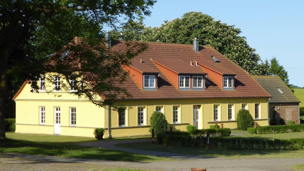 Gingst Apartment | Gut Rattelvitz Parterre A, hochwertig, Sauna, Kamin, eTankstelle, Spielscheune, 15.000qm Parkland