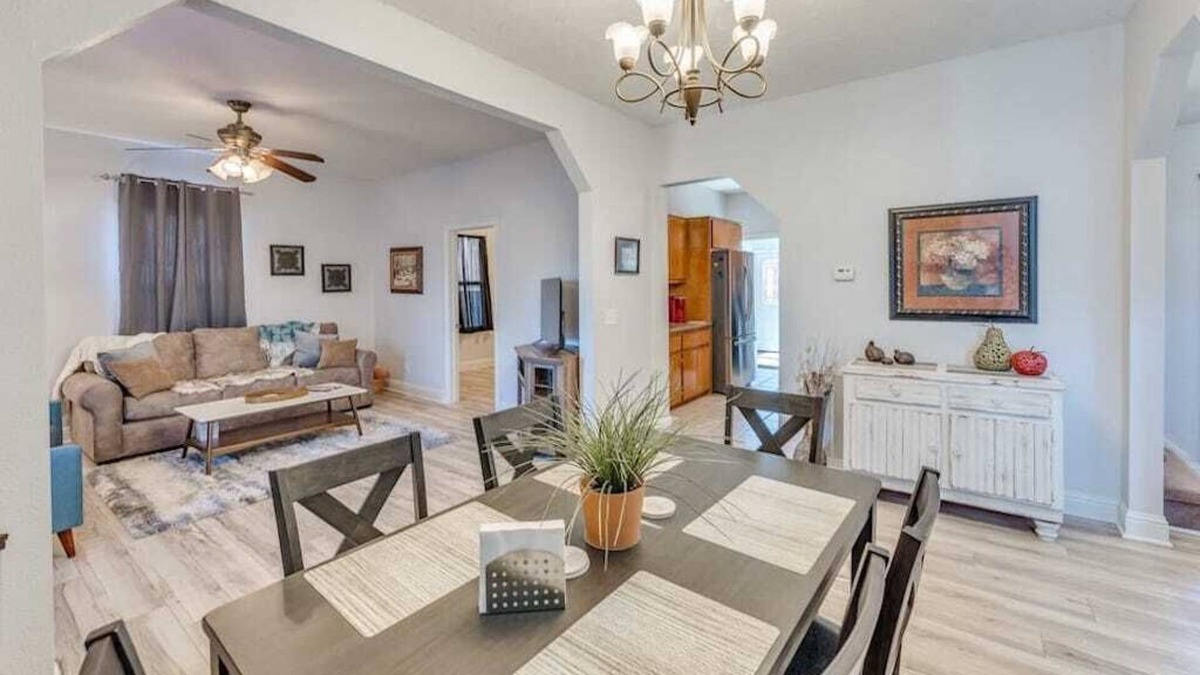 Guthrie House | Guthrie Charm / Dog Friendly / Red Brick District