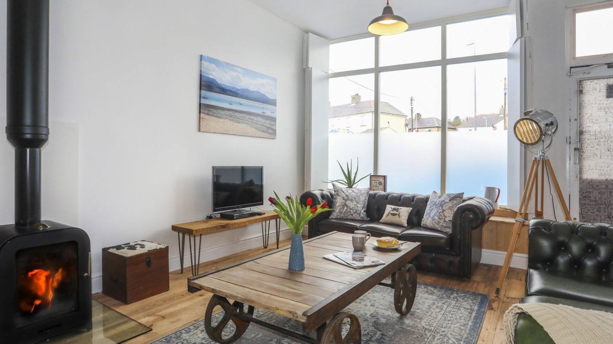 Beaumaris Cottage | GWALIA STORES, pet friendly, country holiday cottage in Beaumaris
