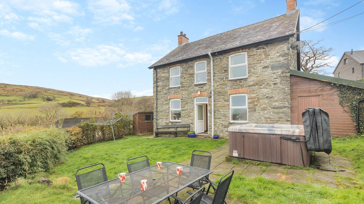 Glandyfi House | Gwarcwm Uchaf - Four Bedroom House, Sleeps 6