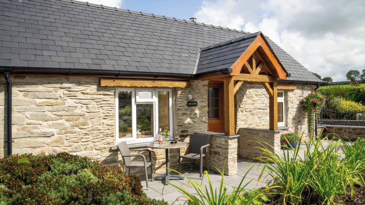 Newcastle Emlyn Cottage | GWAUN COTTAGE, pet friendly, luxury holiday cottage in Cenarth