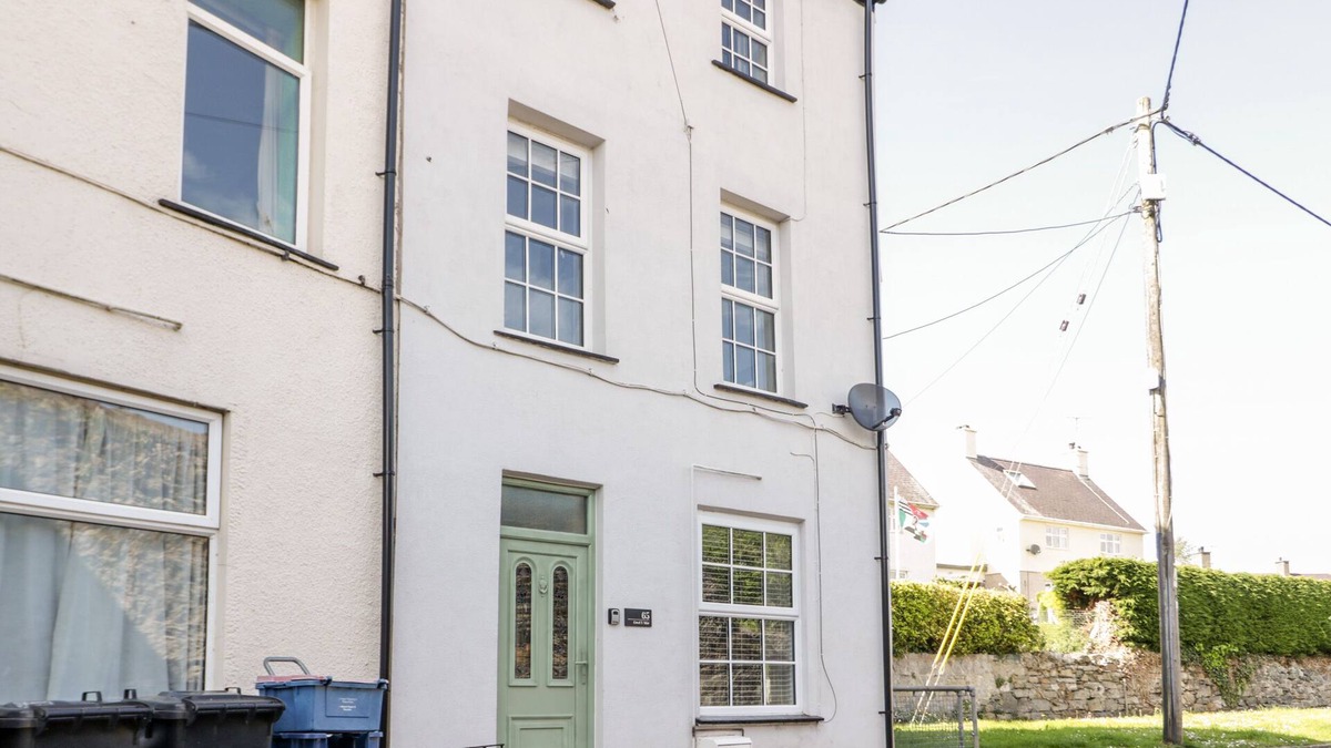 Beaumaris Cottage | GWEL Y MÔR, pet friendly, character holiday cottage in Beaumaris