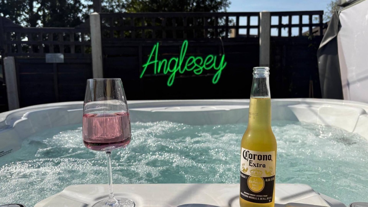Brynsiencyn Cottage | Gwens House - Traditional Cottage With Hot Tub