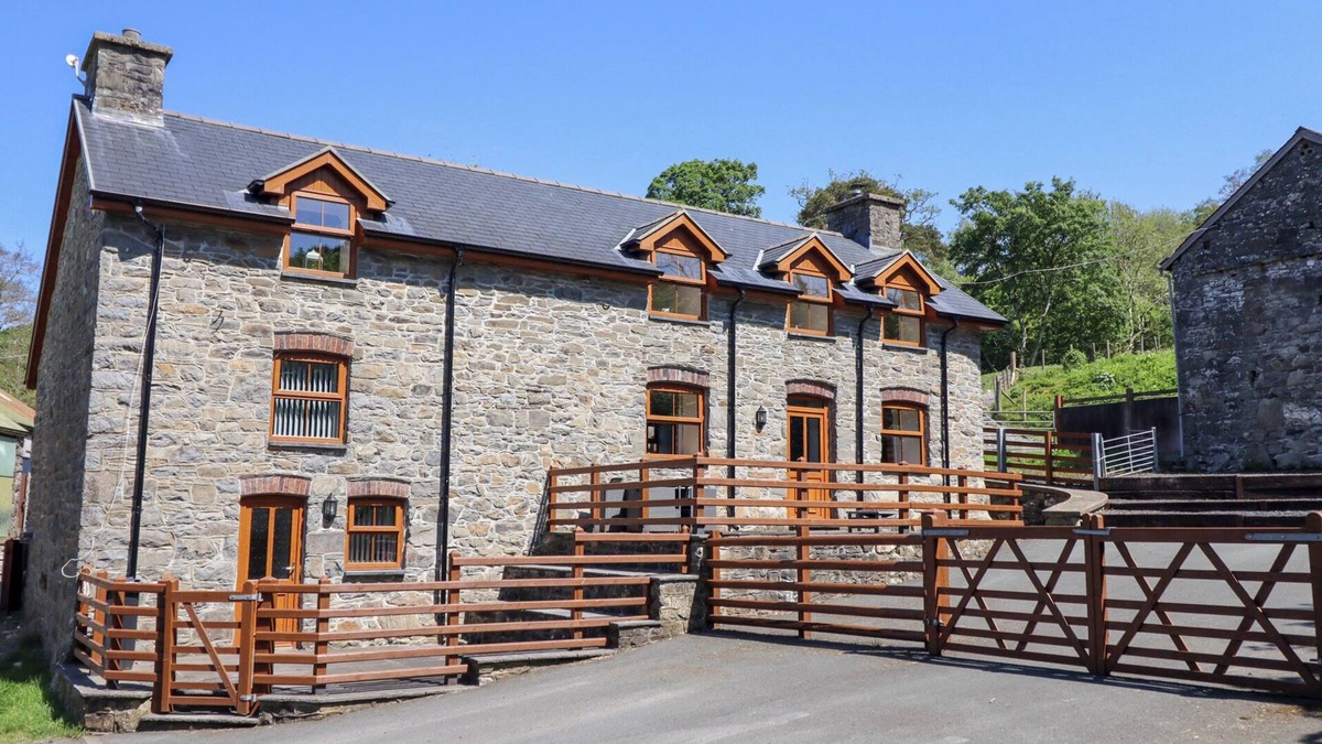 Llanbrynmair House | GWERNFFRIDD, with open fire in Llanbrynmair