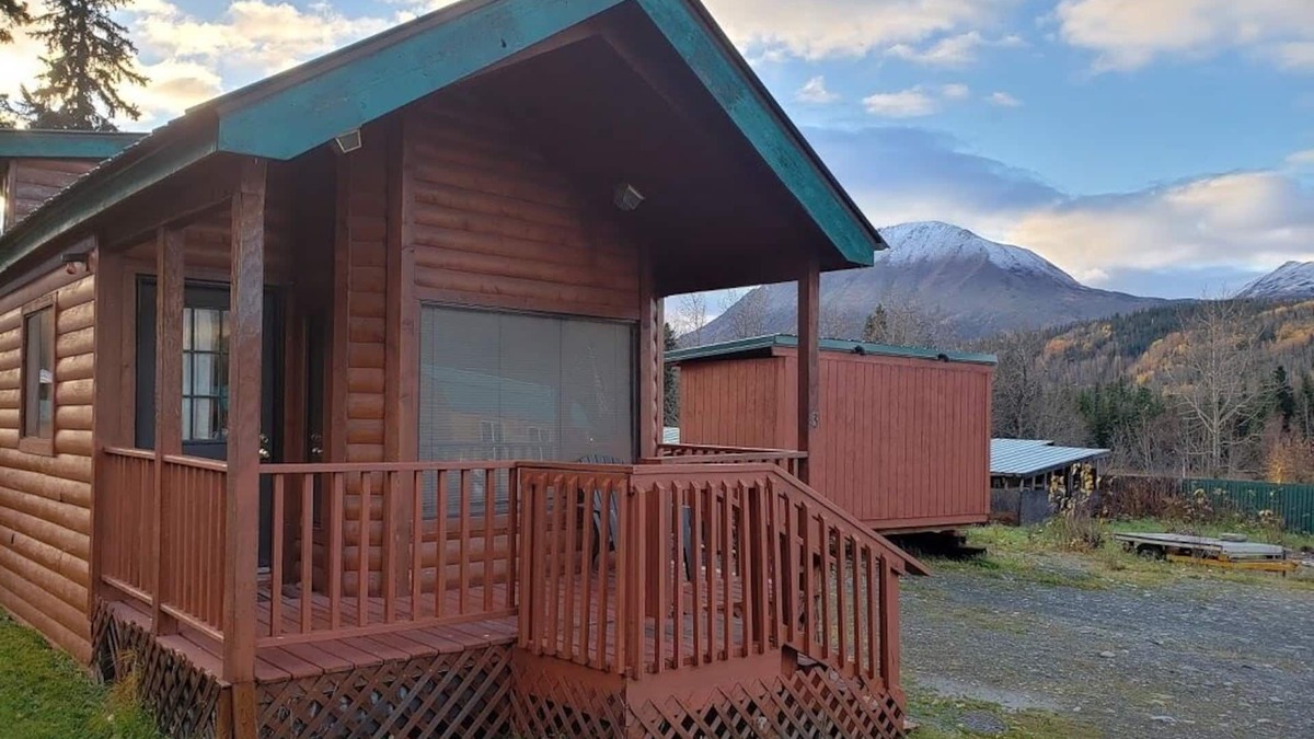 Cooper Landing Cabin | Gwin's Lodge & Roadhouse Est. 1952