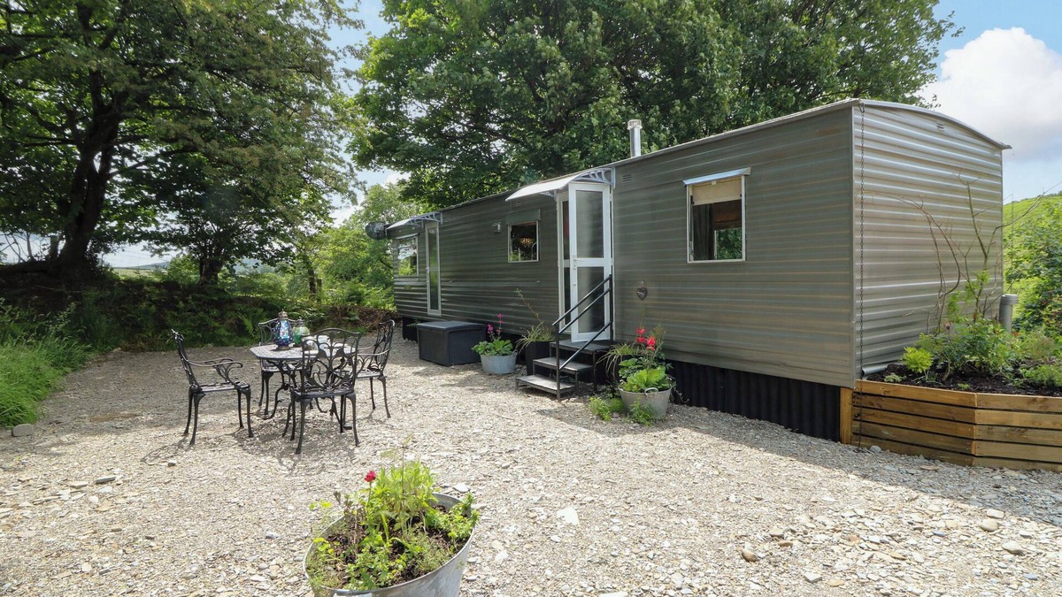 Pumpsaint Cottage | GWYBEDOG, romantic, character holiday cottage in Lampeter