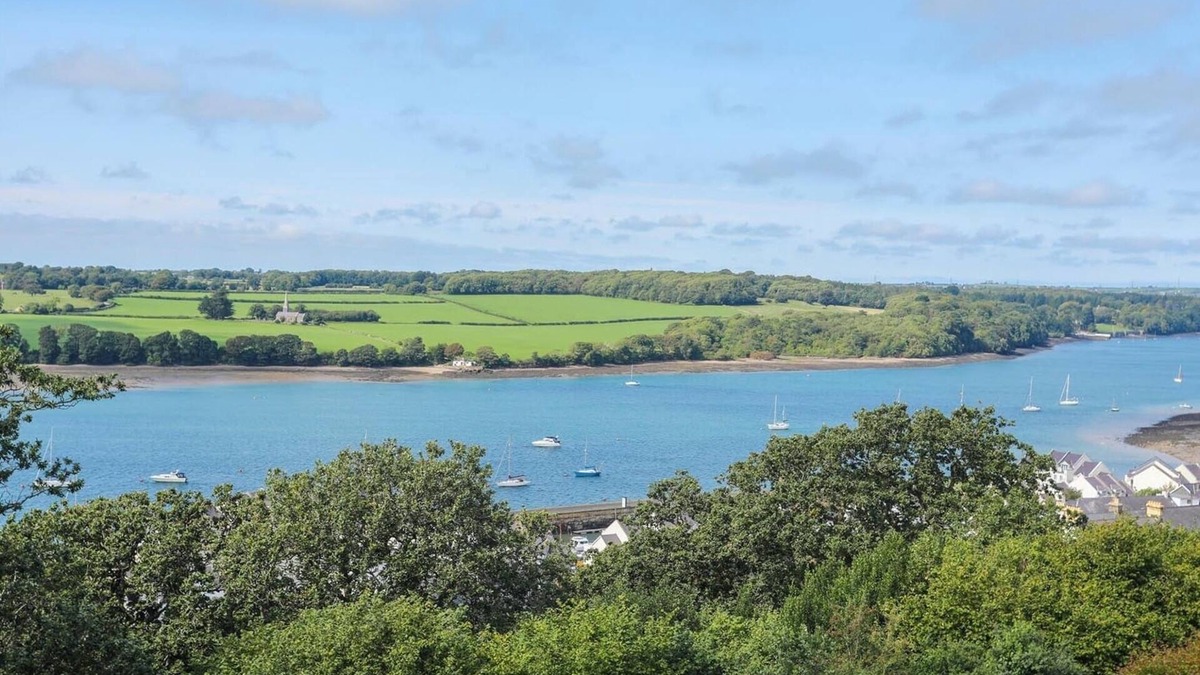 Y Felinheli Cottage | GWYLAN UCHAF, pet friendly, with hot tub in Y Felinheli