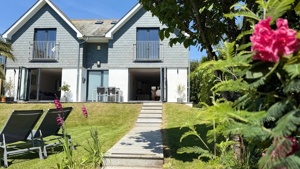 Maenporth House | Gylly Beach Falmouth Sleeps 8 only 2 minutes walk to the beach