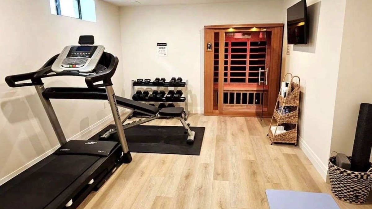 Windsor House | Gym/Sauna Luxury 5-Star Home in South Windsor. Spotless Clean & Maintenance Free