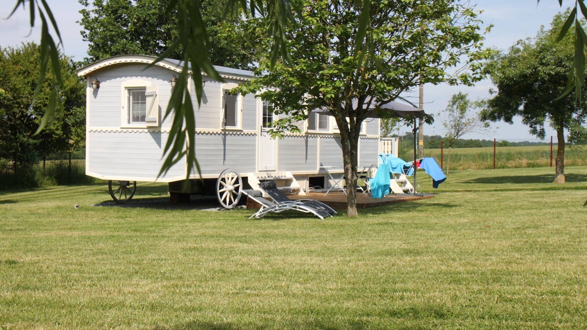 Saint-Augustin-des-Bois Cottage | Gypsy Caravan & heated pool in Anjou