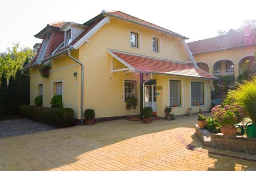 Tamasi House | Hársfa Szálló