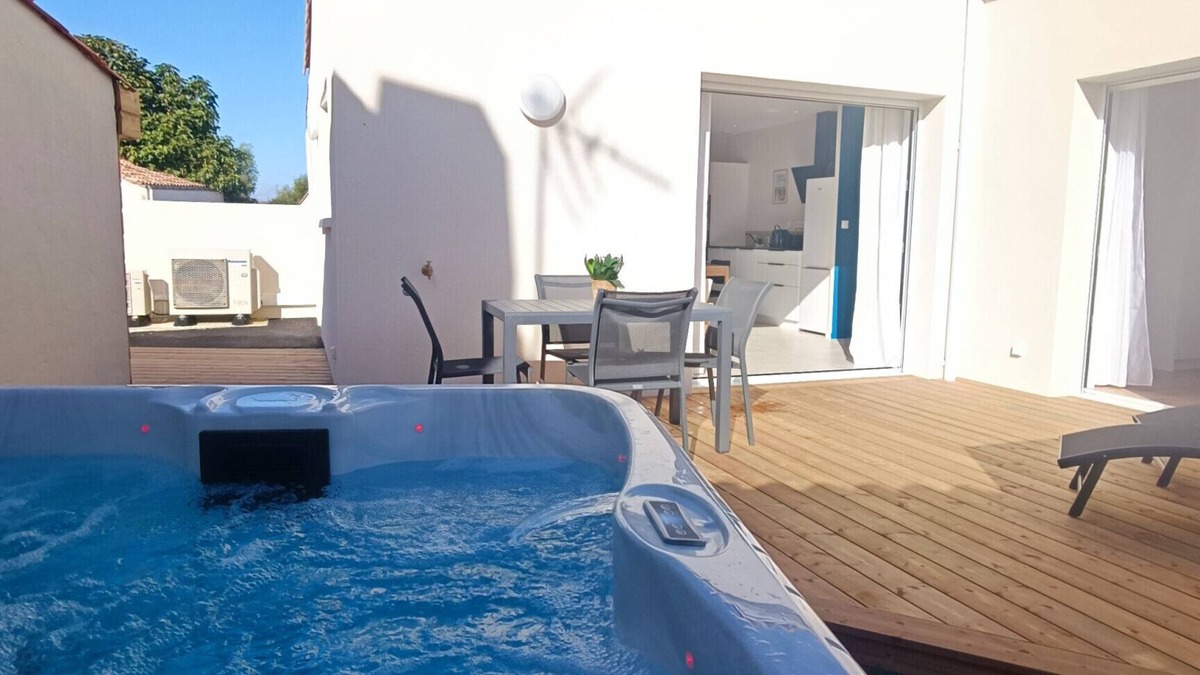 Les Sables d'Olonne Ski Chalet | Héron- Maison avec jacuzzi privatif 4pers
