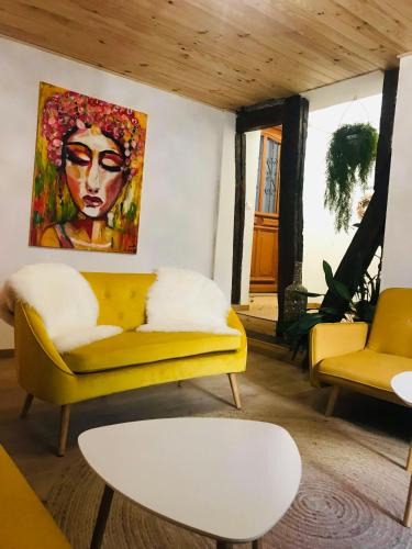Mirepoix Apartment | Hôte Labyrinthe sur la place chambres d, hôtes , calme ,Netflix