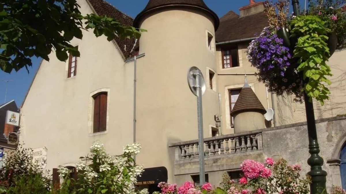 Saint-Amand-Montrond House | Hôtel de l'Ecu