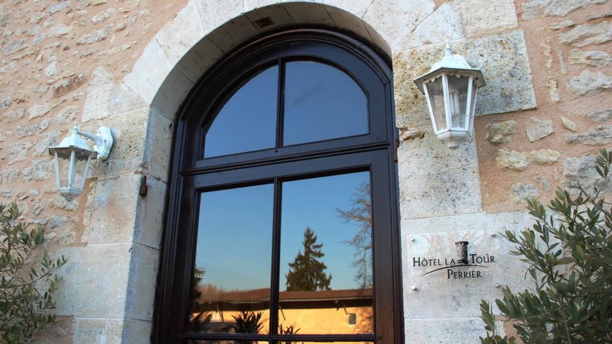 Eyrans Hotel | Hôtel la Tour Perrier