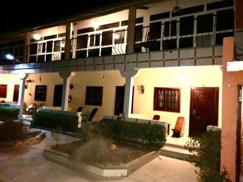 Toubakouta Bed & Breakfast | HÔTEL LE DJIOSFALA miroir de la Terranga