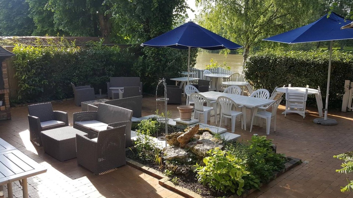 Germigny-l'Eveque Hotel | Hôtel Le Gonfalon
